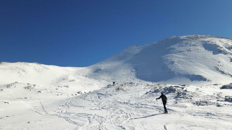 links die breite Rinne unter dem Gipfel, rechts der Gipfel