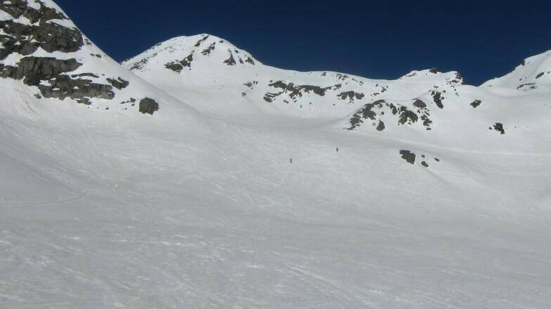 Das oberste Drittel das Anstiegs mit Gipfel und Skidepot (Schulter rechts). Die Steilheit nimmt zu, übersteigt aber erst im Gipfelbereich die 30 Grad. 