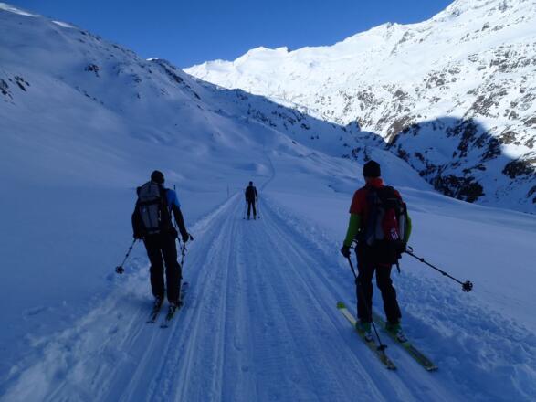 Wir verlieren dabei einige Höhenmeter bevor es wieder aufwärts geht.