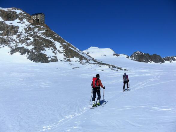 Brandenburger Haus und Fluchtkogel, rechts davon das Obere Guslarjoch