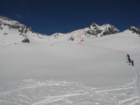 In der roten Grube. Der Aufsteig verläuft über den schwach ausgeprägten Rücken in die Scharte.