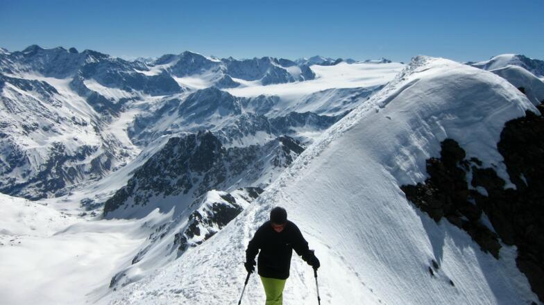 Wenige Meter vor dem Gipfel. Hinten der mächtige Gepatschferner und der Fluchtkogel (3500 m; links der Bildmitte).
