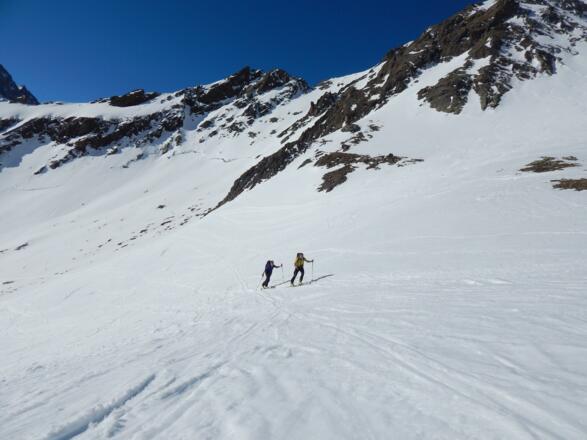 Über schönes Skigelände aufwärts