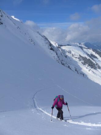 steile Mulde unter dem Tor
