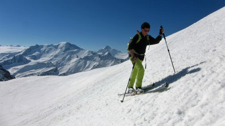 Unterwegs zum Glockturm, unweit des Skidepots. Hinten Weißseespitze (3510 m) und Weißkugel (3738 m).