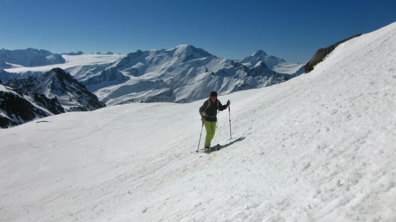 Am Beginn der Querung zur Nordschulter (Skidepot). Hinten Weißseespitze (3510 m) und Weißkugel (3738 m).