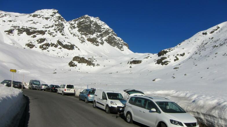 Parken an der Kaunertaler Gletscherstraße am Eingang des Riffeltals. Hinten die Krummgampenspitzen (3090 m).