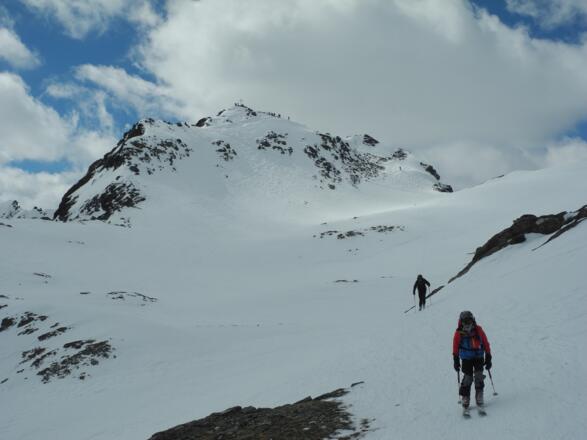 Gipfelaufbau des Zwieselbacher Rosskogels über dem oberen Kraspesferner. Das Skidepot ist in der Scharte rechts.