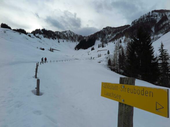 Zielstattalm, dahinter linker und rechter Anstieg