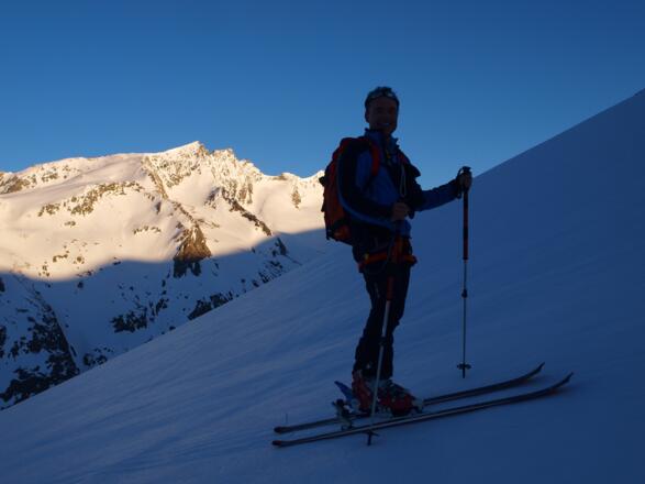 Um 2440 m mit Gr.Happ, noch im Schatten.