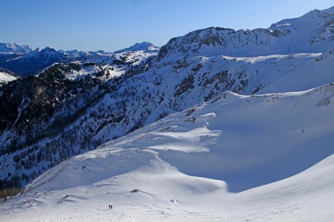 Zwei Tourengeher steigen über die Gamsböden auf