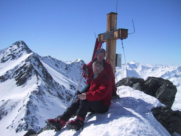Gipfelkreuz K2, dahinter der Löcherkogel