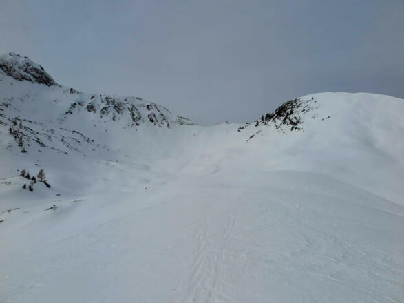 am Rücken zur Platte