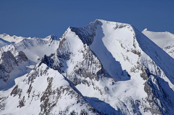 Legendärer Skitourenberg: Das Weißeck mit dem Ödenkar (frontal gesehen) und der Hölle (links). Ansicht vom Gipfel des Taferlnocks.