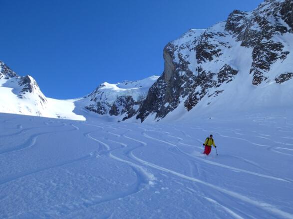 Bei optimalen Bedingungen wird man auf der Gletscherzunge des Gaisbergferners, welche vom schattenspenden Kirchenkogel 3280m profitiert, durchaus noch lockeren Pulverschnee vorfinden.