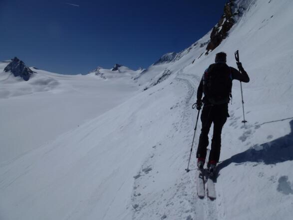 In zahlreichen Spitzkehren und entlang etwas flacherer Geländestufen, allerdings im durchwegs sehr lawinengefährdeten Gelände geht es nun hinauf zum Kleinleitenferner.