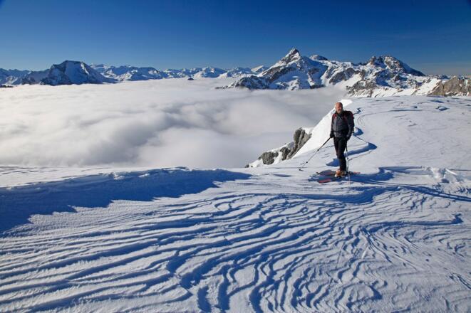 Über den Wolken: kurz vor dem Taferlnock-Gipfel; hinten Weißeck (links), Gr. Mosermandl (rechts Mitte) &amp; Faulkogel (rechts hinten)