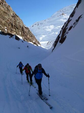 Der Aufstieg startet spektakulär. Die nun folgende Schlucht bietet ein atemberaubendes Szenario, sorgt aber auch für ein erhöhtes Gefahrenpotential. 