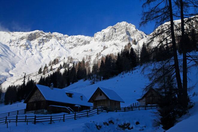 Hingeduckt: die schattige Muhreralm unter der Permuthwand