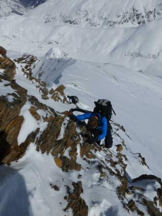 Ab dem Skidepot geht es auf den letzten Metern in stellenweise leichter Kletterei (II.-Schwierigkeitsgrad) in Richtung Gipfel