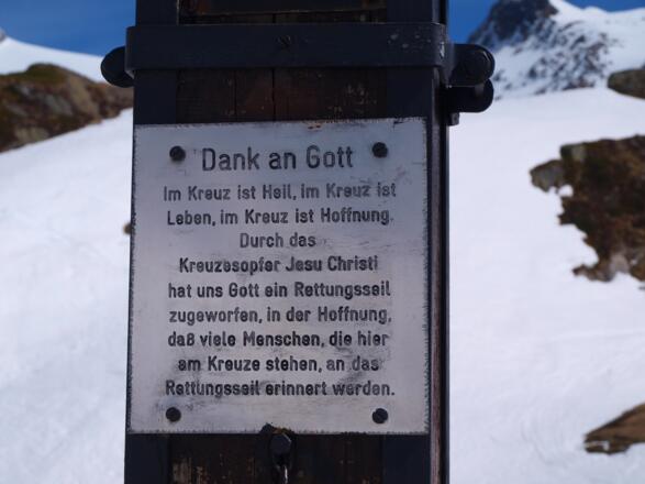 Tafel am Hüttenkreuz der Johannishütte.