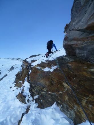 Im Frühwinter, oder bei geringer Schneelage, wenn die im festen Fels angelegten Versicherungen frei liegen, wird man diese für den Aufstieg nützen.