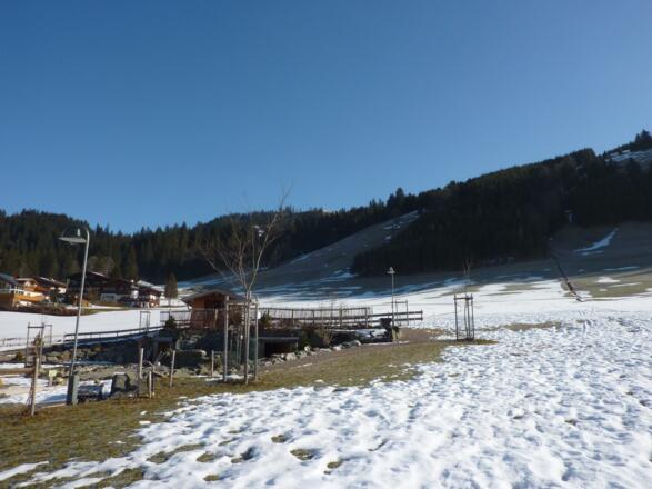 Start bei Kirche und Kindergarten