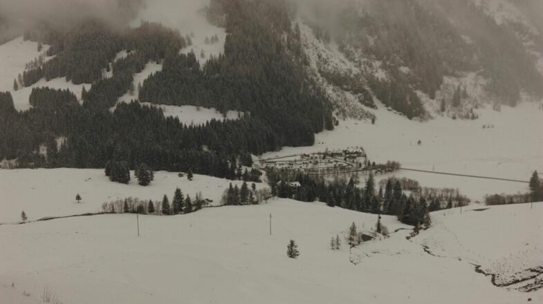 Der Parkplatz am Bodenhaus kommt in Sicht. Auf diesen zuhalten