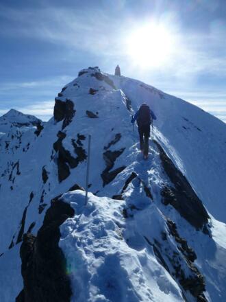 Im Bereich des Nordgrates sind zahlreiche Sicherungsstangen angebracht, um am Seil gehende entsprechend sichern zu können.