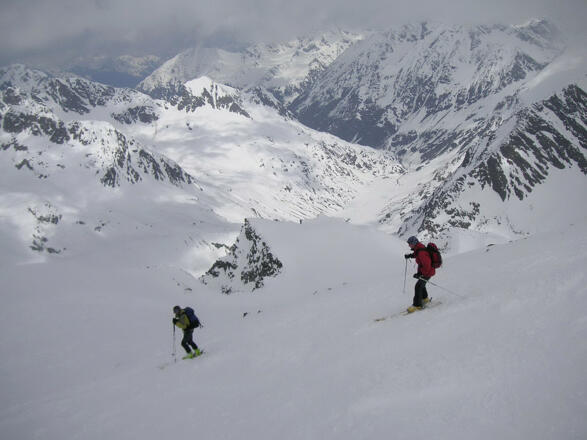Einfahrt vom Gipfelhang in die Gletschermulde