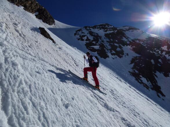 Im Frühjahr, wenn sich der Schee an diesem Hang in einen harten Schmelzharschdeckel umgewandelt hat, dann sind hier Harscheisen unbedingt einzusetzen.
