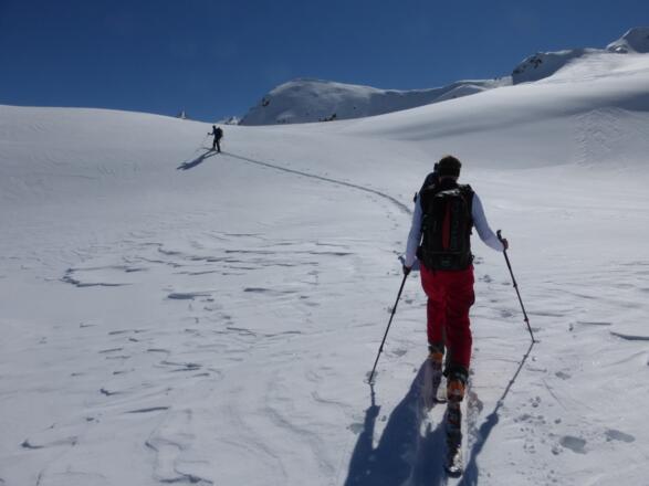Wir halten uns im sanften, sowie schön kupierten Gelände weiterhin in südöstlicher Richtung. Gewinnen dabei nur wenig an Höhe und bewegen uns dabei im Zungenbereich des Hangererferners.