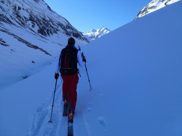 Auf der orographisch linken Talseite erfolgt der Eingang ins Gaisbergtal