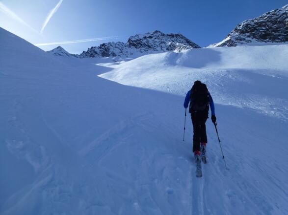 Am Hangererferner. Im Hintergrund ist der Gipfelaufbau des Eiskögeles 3233m zu erkennen.