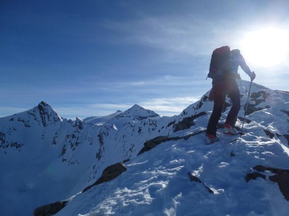 Wir erreichen den Beginn des kurzen, aber recht schmalen und ausgesetzten Nordgrates. Blick gegen Süden zum Hinteren Seelenkogel 3470m.