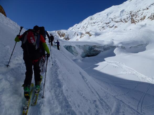 Im Frühjahr 2014 hat man den weiteren Aufstieg an der orographisch rechten Seite der Gletscherzunge fortgesetzt. Das kann sich aber infolge des Gletscherrückzugs jederzeit ändern.