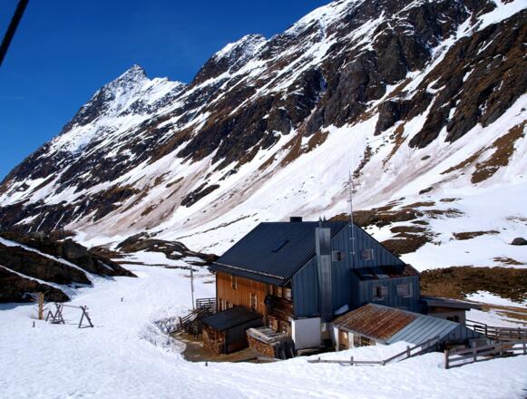 Wieder bei der Schutz-Hütte 2121m