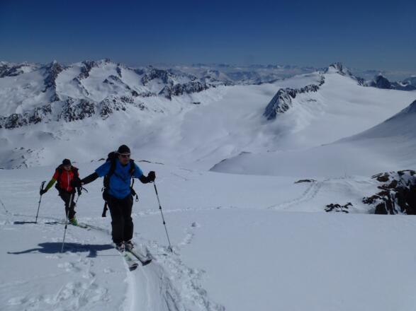 Blick zum Gurglerferner. Man erkennt auch den Weg der vom Südgrat heraufkommt.