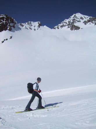 der K2 lugt zwischen Katzenköpfen und Rostizkogel hervor