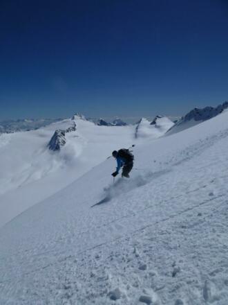 Pulverschwünge mit Blick auf den Gurglerferner