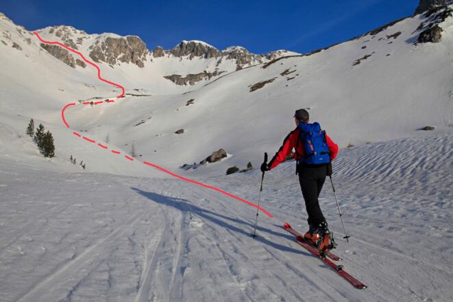 Freies Gelände - man marschiert zuerst ins Urbankar hinein und steigt dann steil nach links (Westen) auf