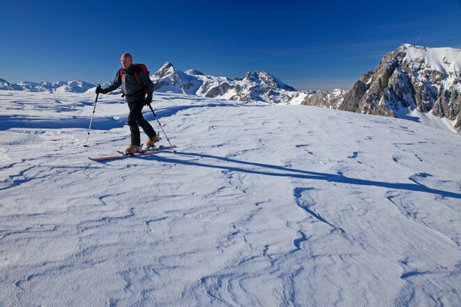 Am breiten Gipfeldach des Taferlnocks. rechts hinter dem Skitourengeher das Gr. Mosermandl, rechts davon der Faulkogel, ganz rechts die Permuthwand.