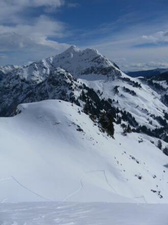 hinter der Gipfelmulde: Kleberkopf und Spielberghorn