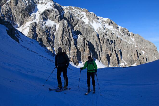 Bei der Querung der Gamsböden zum Gipfelhang hin. Hinten die Permuthwand-Ostwand.