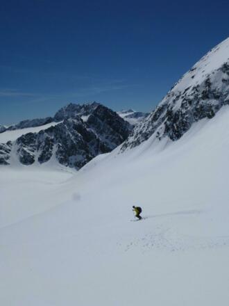 Am Schwarzenbergferner legt sich der Hang rasch zurück