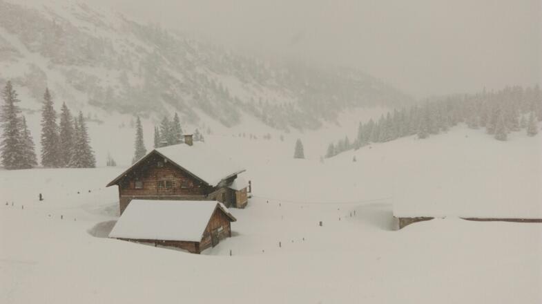 An dem Haus vorbei und dann nach links (von hier gesehen rechts)