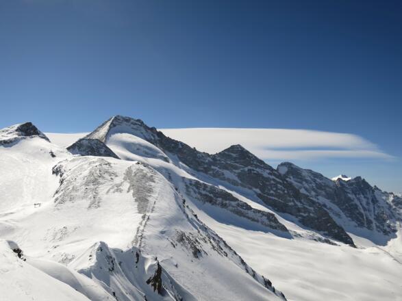 Blick nach Süden auf Olperer (3476 m), Fußstein (3380 m), Schrammacher (3410 m) und Sagwandspitze (3227 m).