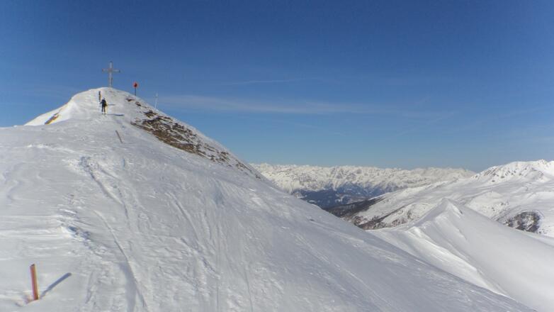 Das Naviser Kreuzjöchl, rechts der Vorgipfel den wir bei unserer Abfahrt verwenden.