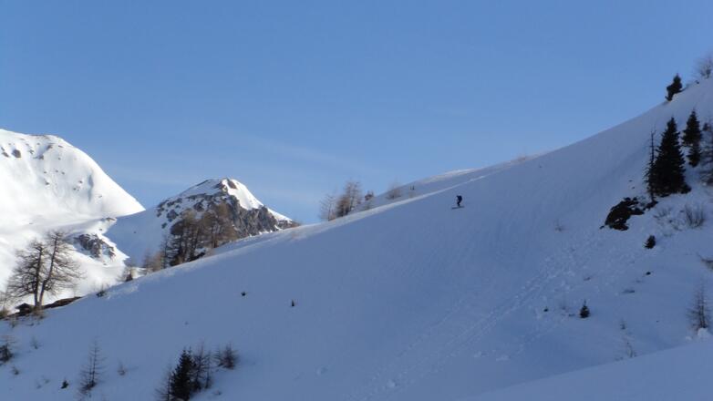 Der steile Hang vor dem Schranzberghaus, links im Bild der Klammer Schober  (Felskopf) und der Nördliche Schober links davon.