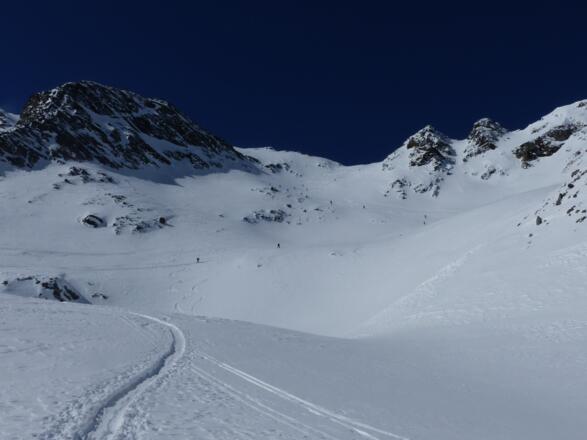 Ungewöhnlich viele Leute im steilen Nordosthang.